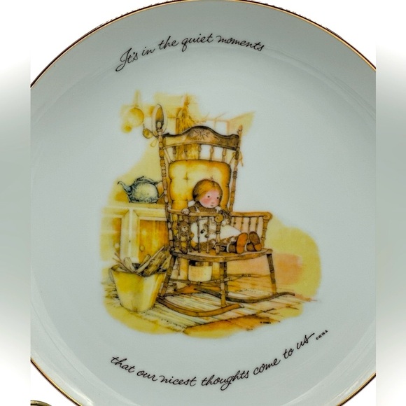 Vintage Holly Hobbie Collector Decorative Plate “It’s The Quiet Moments” - Picture 2 of 5